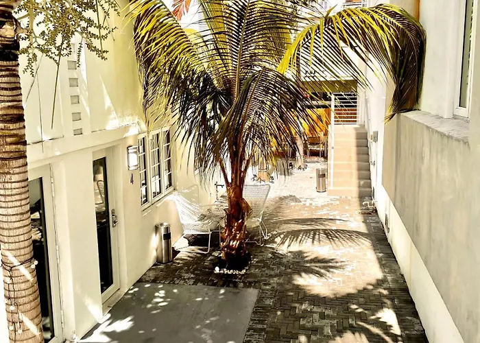 10 Guests Luxurious Elegant South Beach Suite