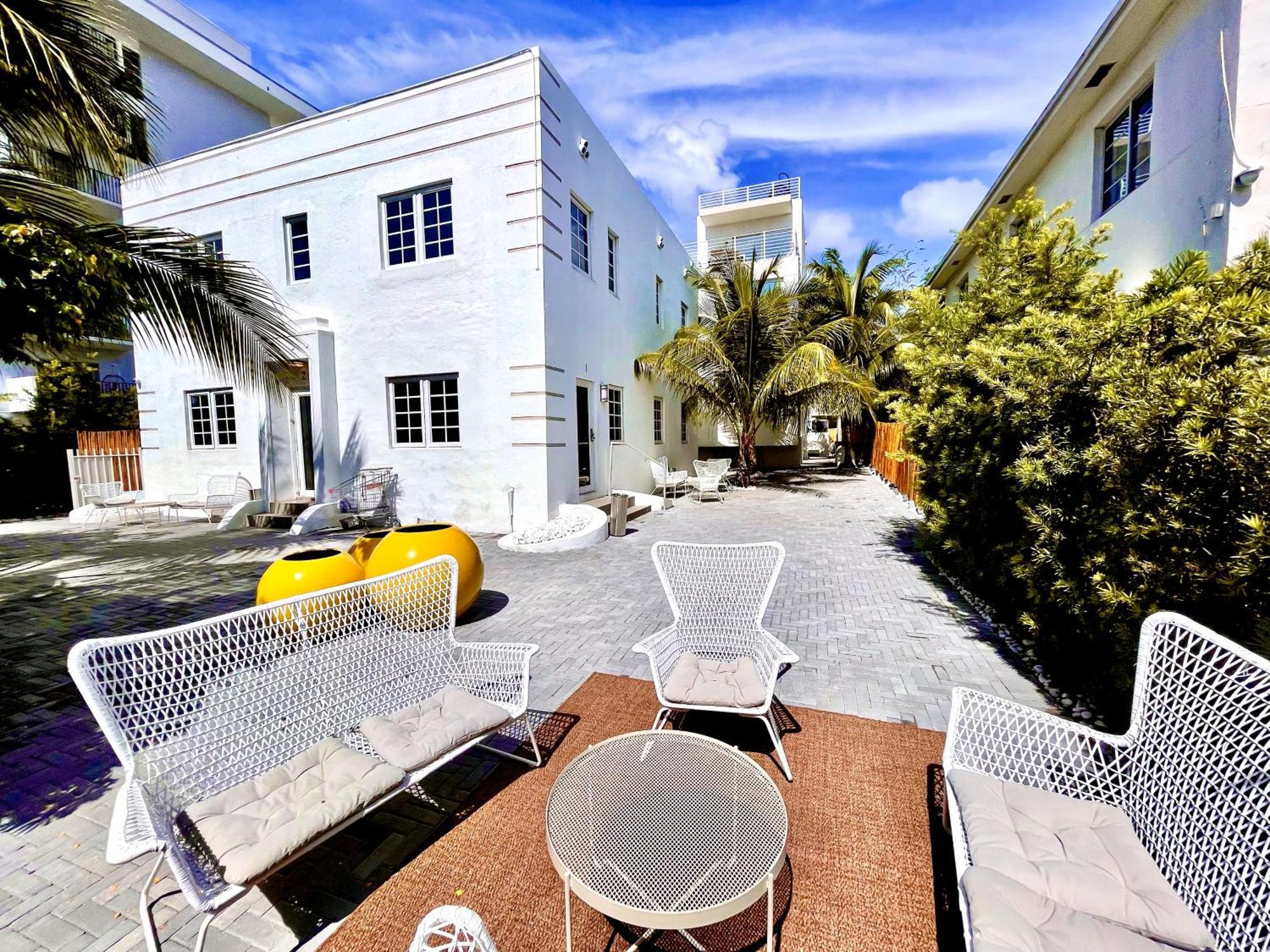 10 Guests Luxurious Elegant South